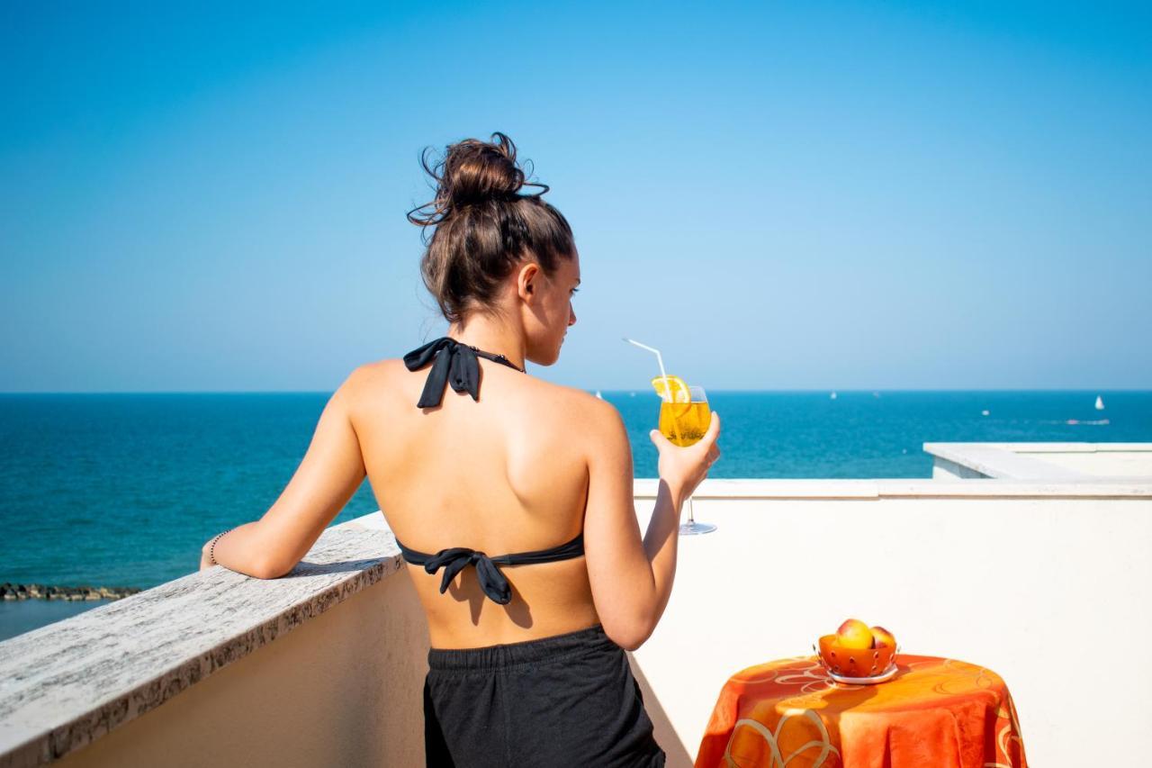 Hotel Driade Sul Mare リミニ エクステリア 写真